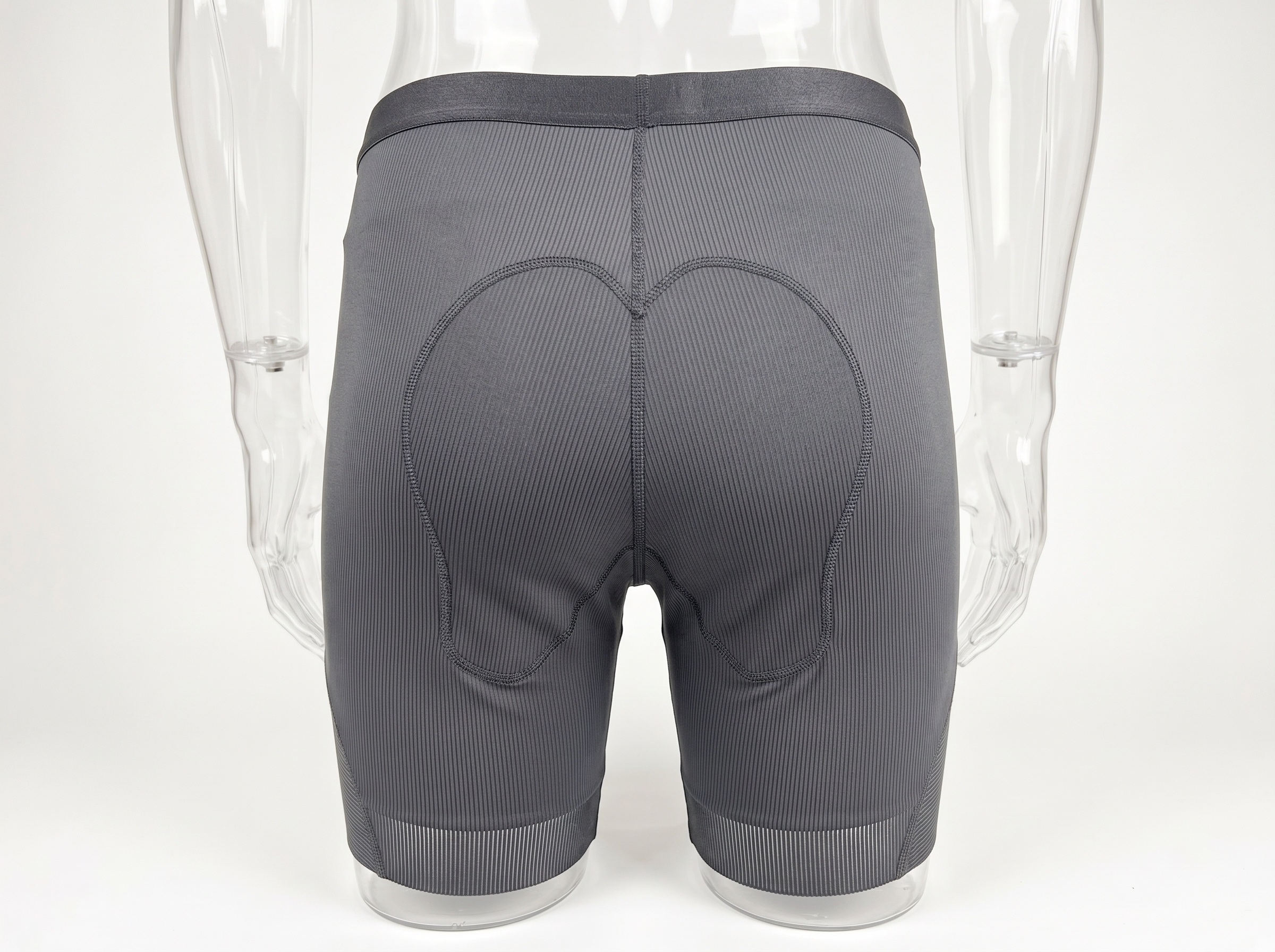 Voyager Pro Comfort Shorts 背面与裤脚抓边